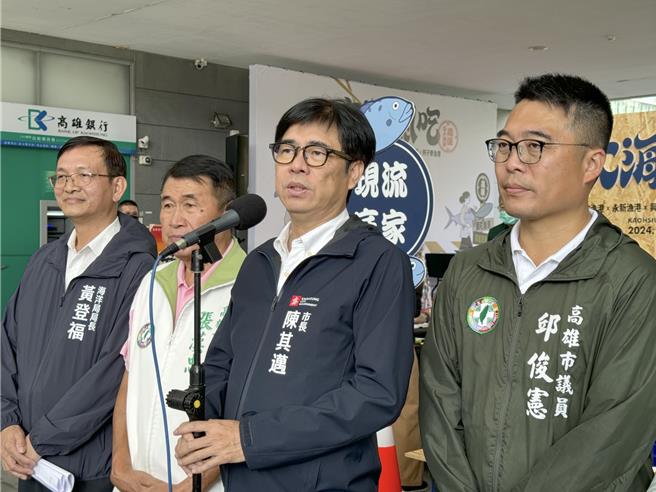 對於大陸電影《國有器官》疑似遭受境外勢力的恐嚇，高雄市長陳其邁（右二）說，已經請警察局徹查。（林瑞益攝）