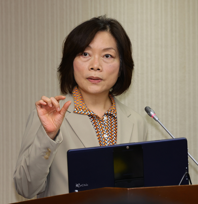 立法院社会福利及卫生环境委员会30日邀请劳动部部长何佩珊（见图）就「我国全时职位缺工概况」进行专题报告，并备质询。（刘宗龙摄）