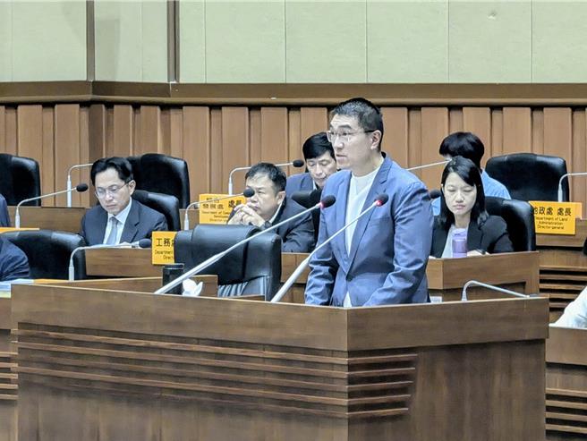 基隆市長謝國樑（前立者）30日上午向基隆市議會進行施政總報告，他指出，山陀兒颱風後，市府已以「移緩濟急」方式，調配新台幣2億元用以應急，明年災害準備金也將編列新台幣4億元。（張志康攝）