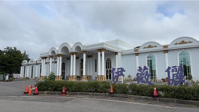 新竹市知名婚宴会馆伊薇俪遭民眾检举违建，市府2021年起已裁罚6次，目前现场已无营业。（王惠慧摄）