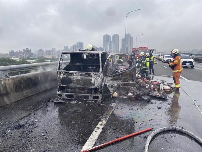 王男駕駛的小貨車行駛在國道時，後方貨物突然起火燃燒，警消獲報到場撲滅。（警方提供）