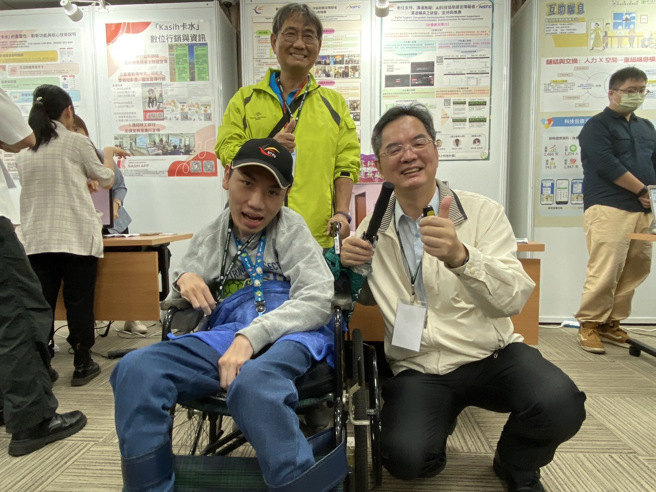 台北大学电资学院博士生黄瀚勋（前排左），与他的指导教授张玉山开发中文即时翻译软体ezTalk，造福语言障碍者。（林志成摄）