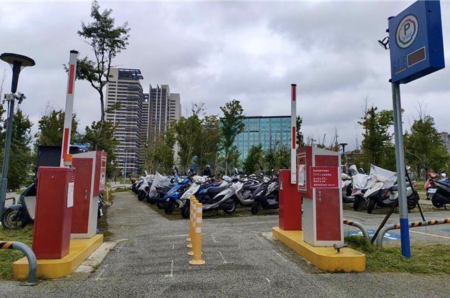 中和區中山路2段355巷闢建的健康段機車平面停車場，計有180格停車位。（新北市交通局提供）
