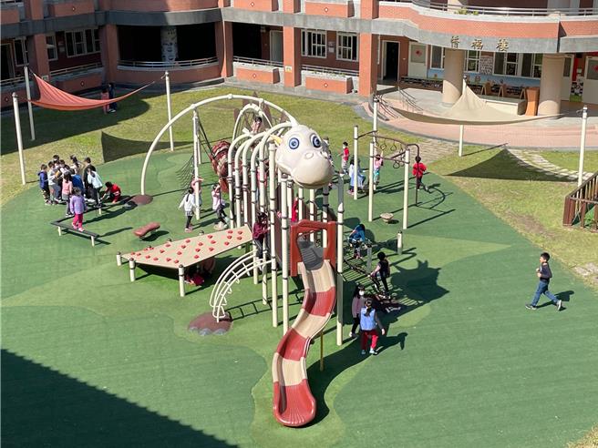 桃園市教育局今年度已補助市內95所國小，編列約860萬元經費，進行遊戲場的設施修繕及更新。（桃園市教育局提供）