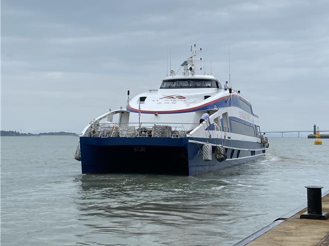 金門小三通受康芮颱風影響，廈門五通往金門水頭今下午16時30分及17時30分單向停航，其餘航班均正常行駛，明日全日停航；金泉航線則今、明兩天皆全日停航。（于家麒攝）