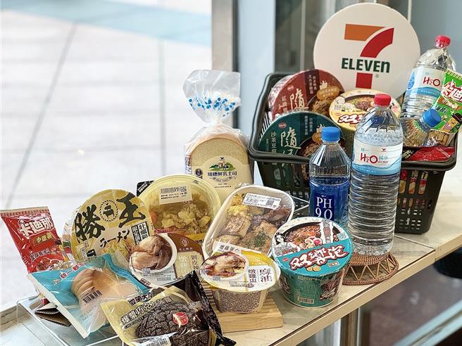 7-11防颱推出瓶裝水第2件5折、進口泡麵第2件6折等優惠。（7-11提供／朱世凱台北傳真）