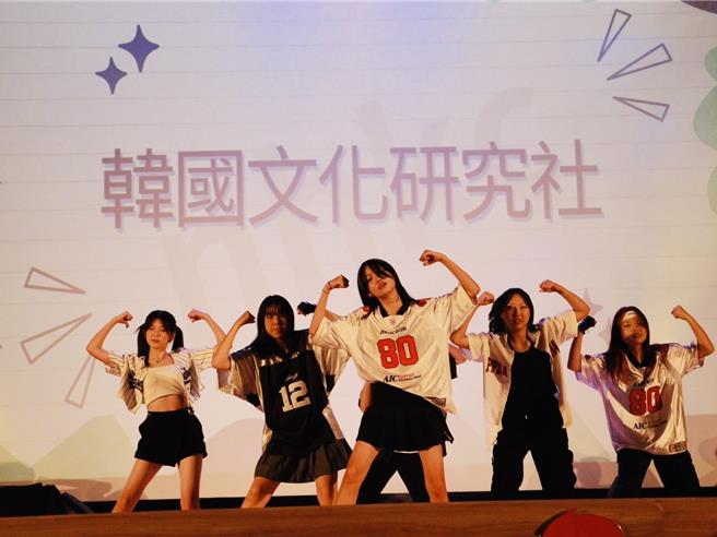 台北市教育局表示，為防堵狼師進校園，特別於《台北市高級中等學校學生社團活動課程實施要點》增訂「外聘社團活動指導教師聘用前切結書」，保障學生及校方權益，圖為內湖高中社團迎新博覽會。（台北市教育局提供）