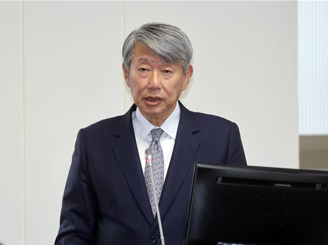 经济部长郭智辉说可给辉达 100 亿度绿电，遭讽刺画大饼。今天在立法院引用王阳明「蔽月山房」诗作，自况心迹。(姚志平摄)