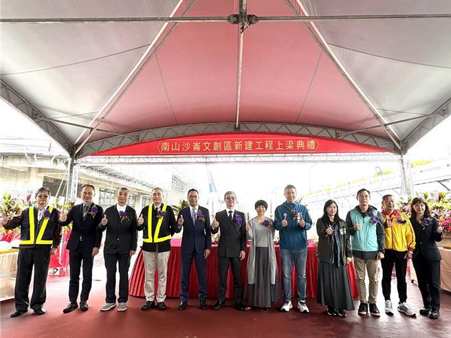 「淡水沙崙園區暨停車場用地招商案」今（30）日舉辦上梁典禮，預計2026年9月啟用。（新北市經發局提供）