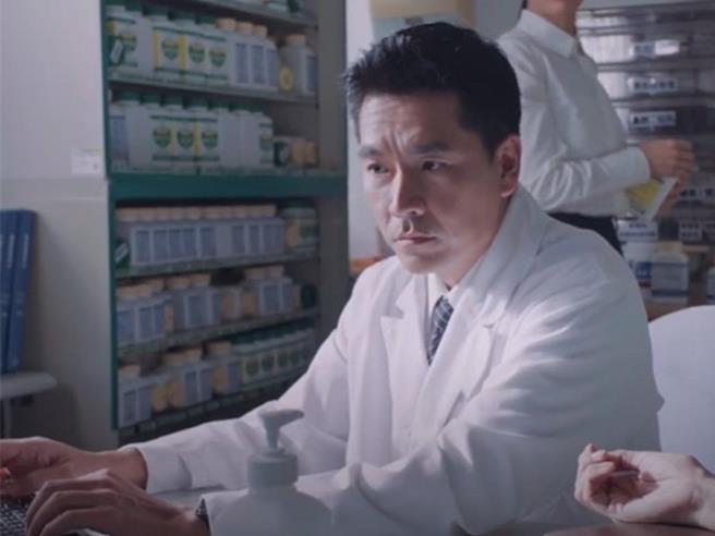 王传一的77岁父亲在8月份才骑脚踏车摔倒。（大爱提供）