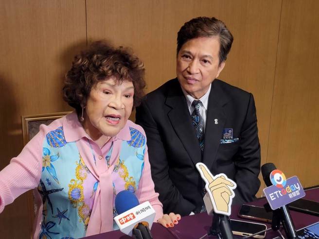 制作人周游(图左)才想打电话给石英却接到噩耗。(记者游定刚拍摄)