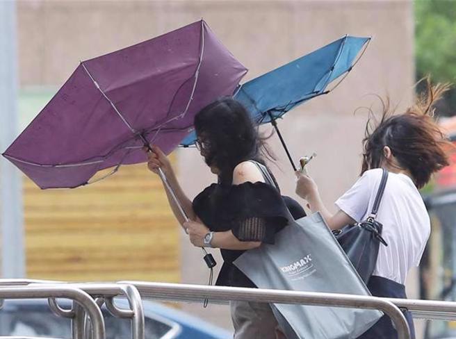 氣象粉專提醒，明天準備迎接近20年範圍最大的登陸颱風，全台都相當有感。（本報資料照片）