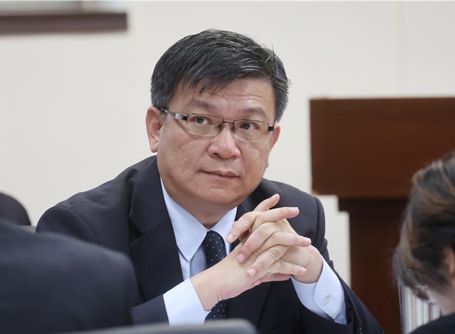 行政院长卓荣泰昨日立法院报告说，再生能源占比达16％，今遭立委批评「混水混太凶」。台电董事长曾文生帮忙回答，表示是核三2号机大修下，这几天的比例。(姚志平摄)