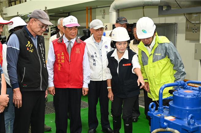 宜蘭縣長林姿妙（右二）在康芮颱風暴風圈接近前，前往五結鄉視察抽水站運作情形。（宜蘭縣政府提供）