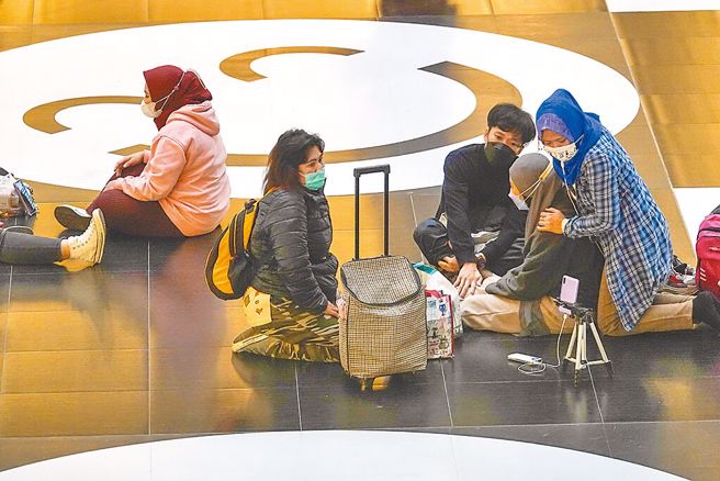 缺工危机难解！移工数恐在2028年达百万，劳长坦言有可能。图为假日在台北车站的移工。（示意图／本报资料照片）