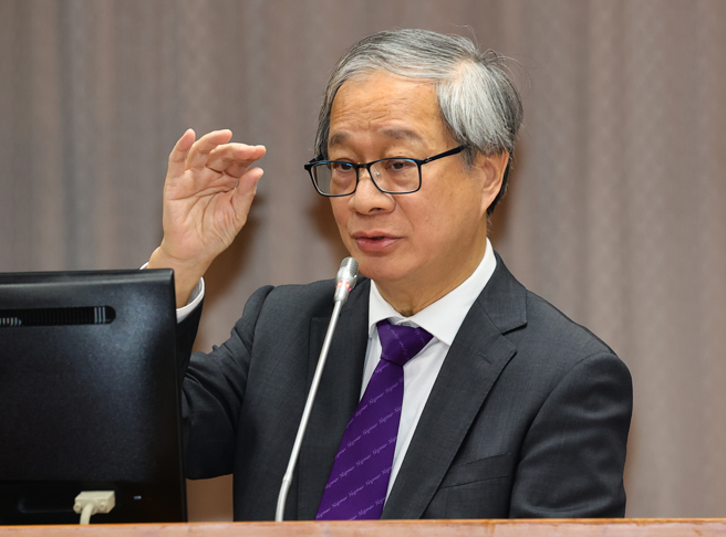立法院教育及文化委員會30日審查「不義遺址保存條例草案」案等案，列席的文化部長李遠（見圖）上台答詢。（劉宗龍攝）