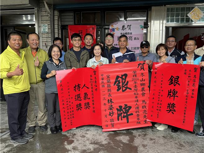 30日宜兰县长林姿妙（前排左五）前往马启亮家张贴红纸以表祝贺。（吴佩蓉摄）