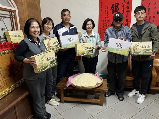 30日宜兰县长林姿妙（右三）前往马启亮家张贴红纸以表祝贺。（吴佩蓉摄）