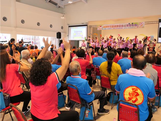 雲林長庚紀念醫院為降低雲林縣沿海鄉鎮代謝症候群異常比率，辦理「代謝症候群預防及介入」課程，30日在麥寮鄉社教園區舉辦成果發表會，上百名長者踴躍出席，分享減重、控制血糖經驗。（張朝欣攝）