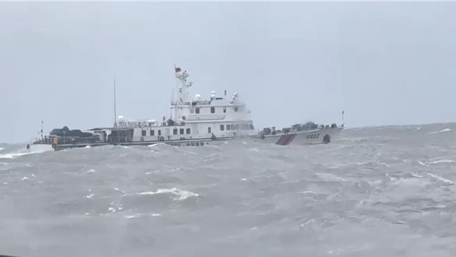 4艘大陆海警船无视「大风召回」防颱警报与恶劣海象，连续第3天侵扰金门限制水域。(图／海巡署提供)