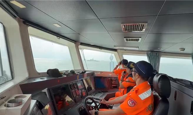 海巡署雷达侦获立即调派4艘巡防艇趋前对应驱离，歷时约2小时陆方海警船才航出我限制水域。(图／海巡署提供)