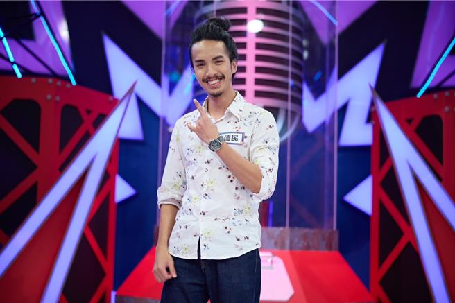 台越混血儿陈德民为了病危的爸爸学台语，故事感动眾人。（公视台语台提供）