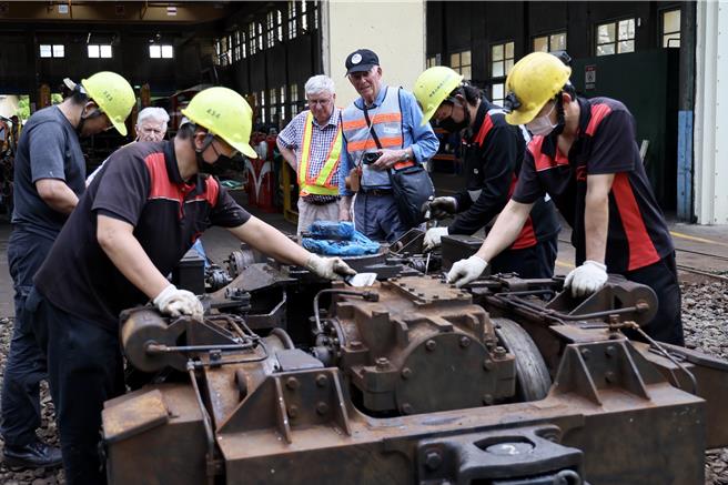 澳洲志工團參訪阿里山林鐵文化，對於轉向架定期保養深感興趣。（林鐵及文資處提供／廖素慧嘉市傳真）