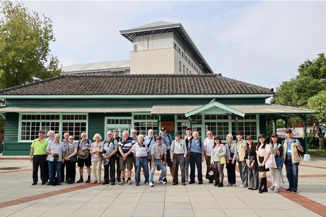 澳洲志工團參訪阿里山林鐵文化，與鐵道職人在整建完成的北門驛前合影。（林鐵及文資處提供／廖素慧嘉市傳真）