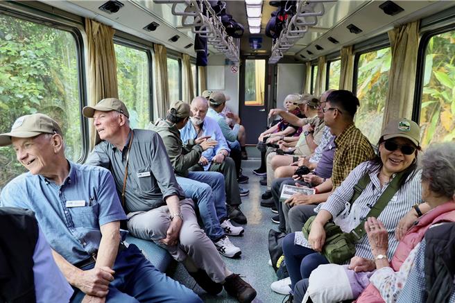 澳洲志工團參訪阿里山林鐵文化，驚喜每次搭乘阿里山小火車都有全新的體驗。（林鐵及文資處提供／廖素慧嘉市傳真）