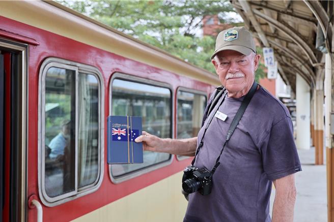 鐵道迷Ross在1973年曾經搭乘阿里山鐵路，對之字形路線印象非常深刻。（林鐵及文資處提供／廖素慧嘉市傳真）