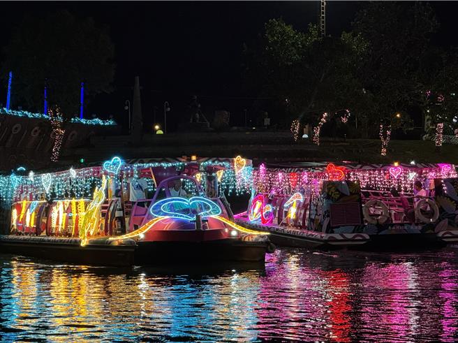 宜兰县的冬山河亲水公园、生态绿舟及梅花湖风景区的电动小船，30日中午12时后停航。（吴佩蓉摄）