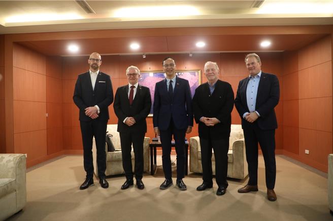 國民黨主席朱立倫在中央黨部接見歐洲議會跨黨派友台議員訪團。（文傳會提供）