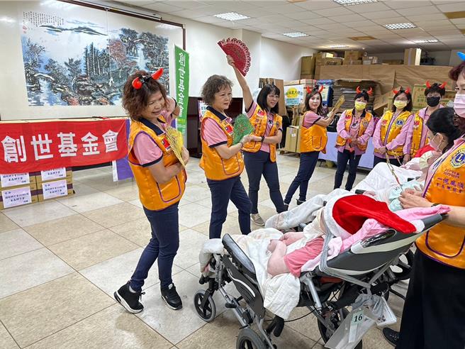 美鑫狮子会为创世板桥院植物人带来表演。（创世板桥院提供）