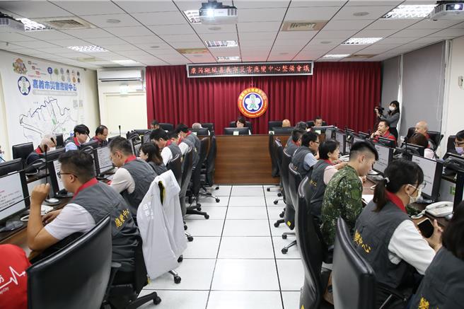 嘉义市灾害应变中心开整备会议，市府团队与中央各单位加强防颱准备。（嘉市府提供／廖素慧嘉市传真）