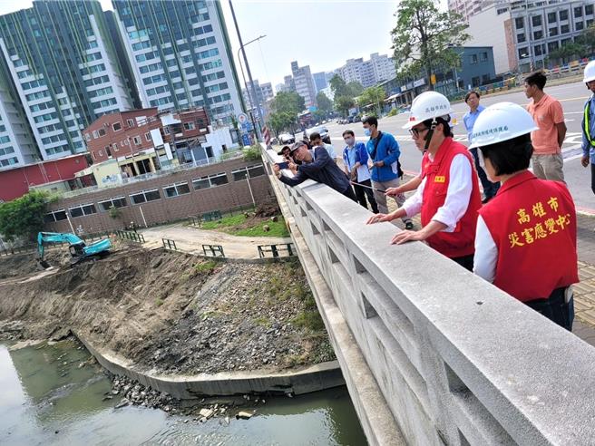 康芮颱風襲台，高雄市長陳其邁（右二）於10月30日上午到楠梓區後勁溪德惠橋視察排水清淤成果，並呼籲民眾做好防颱工作。（水利局提供／林瑞益高雄傳真）
