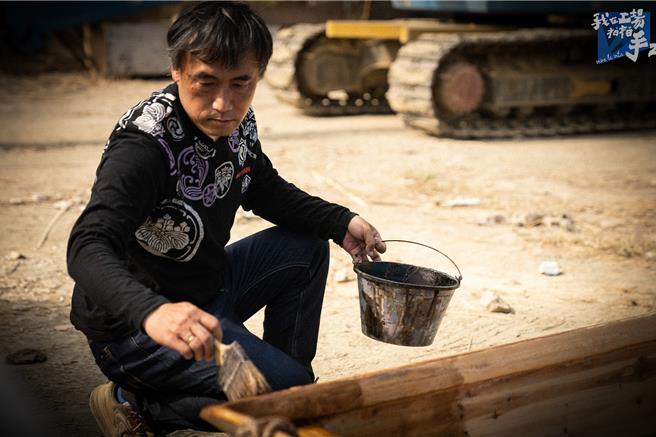 资深质感师陈新发秉持坚持、不将就的态度工作。（公视提供）