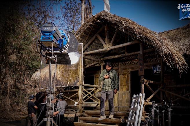 《我在工场拍拍手2》首周推出戏剧片场幕后工作，《听海涌》导演孙介珩谦虚表示，仰赖所有人发挥创意，才能完成一部戏剧。（公视提供）