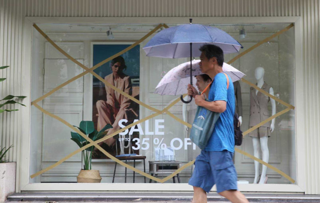 内政部表示，窗户贴胶带防颱效果不佳，甚至可能比没贴还容易爆裂。（王英豪摄）