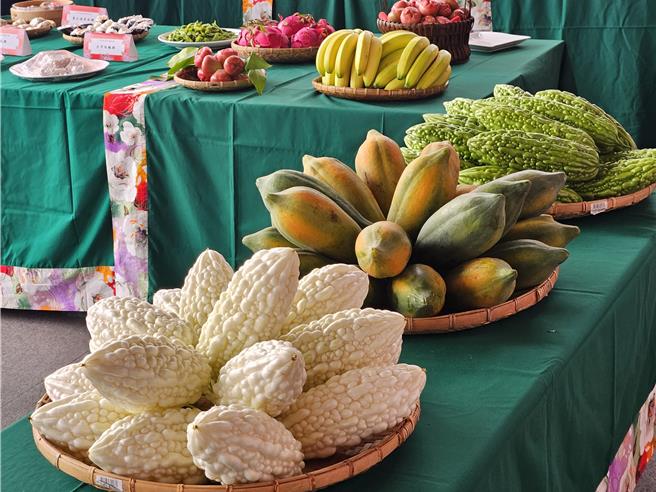 南州区农会11月9日至10日举办双瓜节活动，但山陀儿颱风重创苦瓜及木瓜，苦瓜将改为果品展示，木瓜则维持评鑑。（罗琦文摄）
