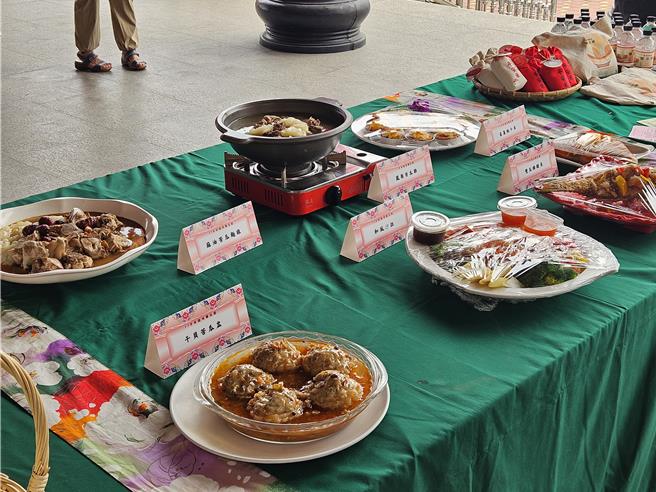 南州双瓜节还有以双瓜入菜的双瓜飨宴认桌购餐活动。（罗琦文摄）