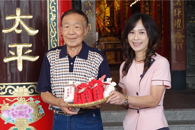 南州双瓜节配合11月13日举办的南州溪州代天府迎王祭典，民眾只要100元就能参加掷筊获得平安米及平安水。图为南州代天府主委黄瑞吉（左）与南州乡农会总干事黄俐甄（右）展示平安米。（罗琦文摄）