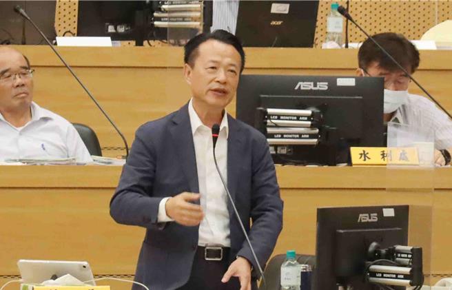 嘉义县长翁章梁表示，会与邻近县市协调，若风力、雨量达标，尽量在晚上8点宣布，但现在还没有确定宣布时间。(吕妍庭摄)