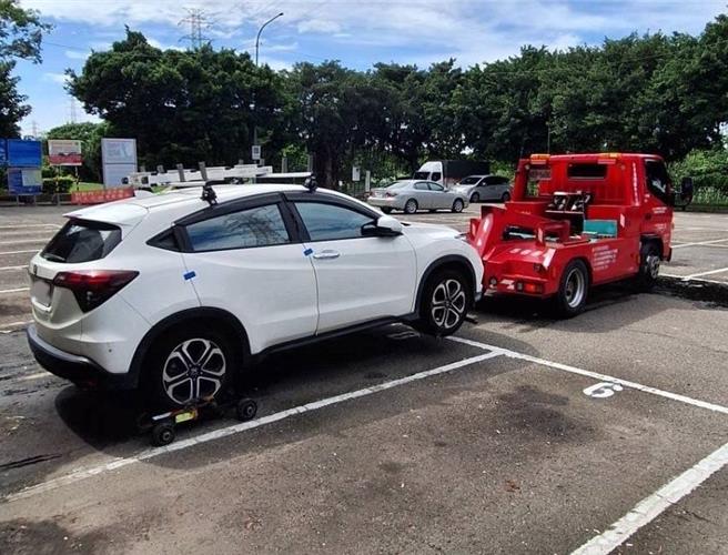 交大警方將在今晚8時，拖吊河濱公園內的車輛。（警方提供）