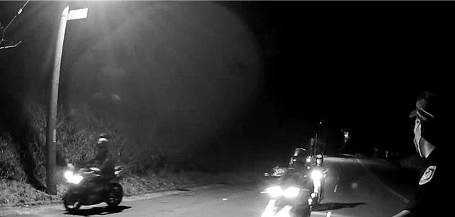 烏日警分指，24日深夜獲報在台中市大肚區華山路一帶有多部機車聚集，派員查察，對該機車駕駛曾示意攔停，過程中並未有對駕駛施以電擊。（民眾提供／馮惠宜台中傳真）