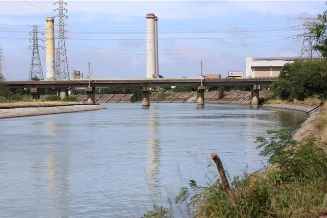 苗栗县通霄镇通霄溪是镇内最主要河川，苗栗县政府争取中央预算改善堤防工程。（谢明俊摄）