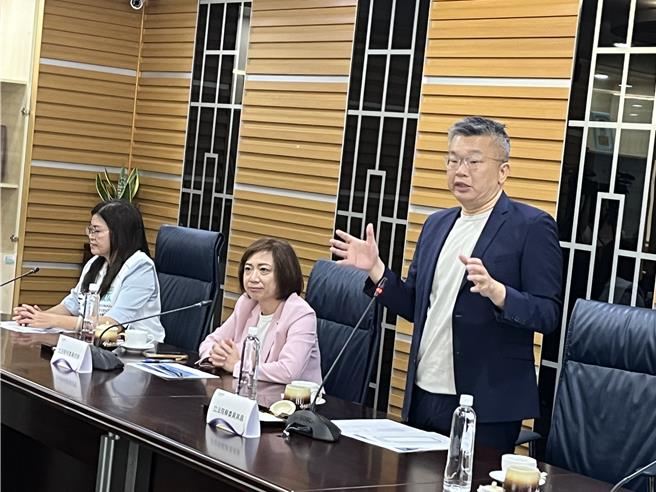 民进党籍立委蔡其昌（右）、何欣纯（中）于30日邀立法院交通委员会至台中港务公司考察，另针对中火新建燃气机组二期环评，提出看法。（张妍溱摄）