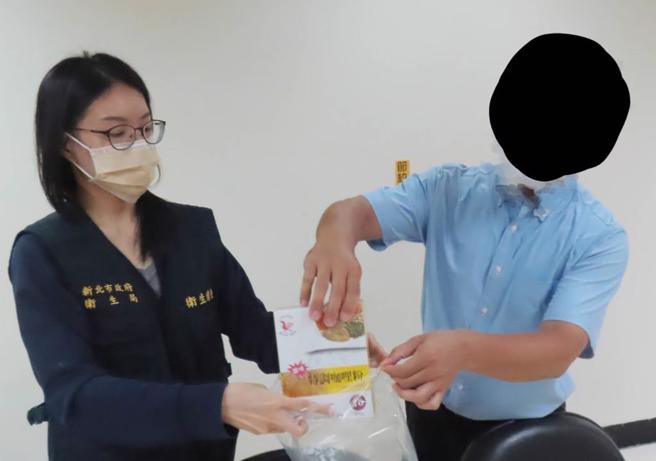 新北一家食品工厂进货由济生公司生产的飞马牌特调咖哩粉600克（有效日期：2026.05.06D）检出苏丹色素1号，有违反《食品安全卫生管理法》，剩余库存32盒全数下架。（新北市卫生局提供）