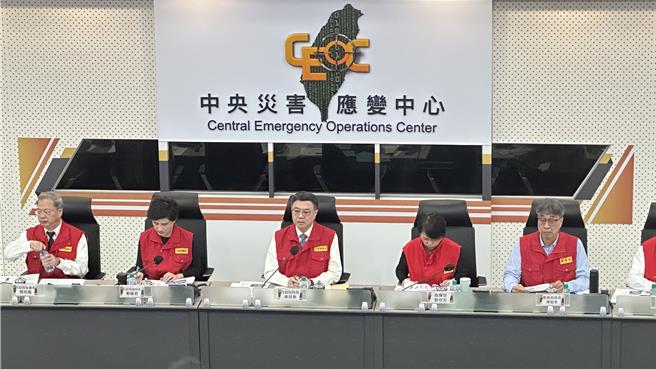 行政院長卓榮泰亦於下午1時前往中央災害應變中心視察第三次工作會報，他表示，今晚10時至周五晚間10時為準備工作的黃金時期，中央地方務必保持聯繫，才能將災害影響降到最低。（賀培晏攝）