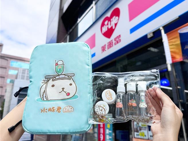 萊爾富推「水豚君」商品加價購活動，包括旅行盥洗組（隨身瓶組）、水豚君壓縮袋等。（萊爾富提供／朱世凱台北傳真）