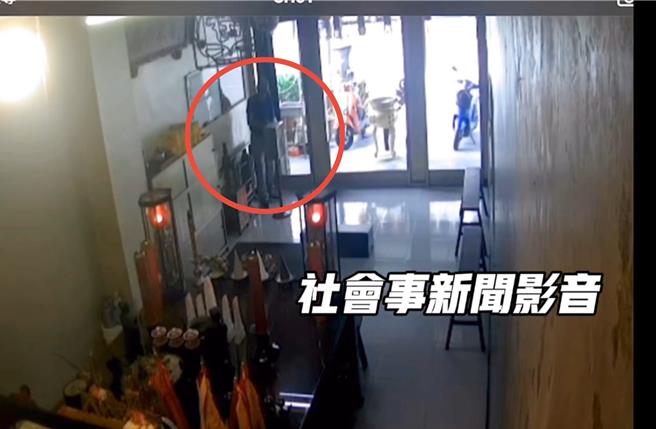 男子參拜完準備離開，確定周遭沒人注意，破壞宮廟功德箱竊取金錢。（翻攝社會事新聞影音／紀爰高雄傳真）